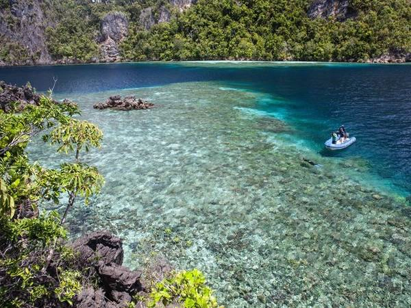 Quần đảo Raja Ampat, phía Tây Papua, Indonesia: Những người đam mê thể thao dưới nước thường lựa chọn khu vực trung tâm của Tam giác Coran này. Quần đảo này còn nắm giữ 3/4 lượng san hô của toàn thế giới, sở hữu khu rừng nhiệt đới, những bãi biển thiên đường, cát trắng xóa và hệ thống hang động bí ẩn.