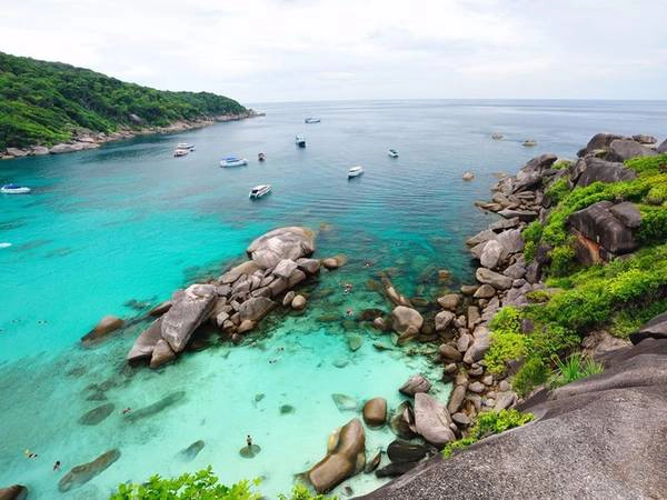 Quần đảo Similan, Thái Lan: Đất nước này sở hữu nhiều địa điểm tuyệt đẹp nhưng vẫn là một bí ẩn với du khách nước ngoài, bao gồm cả quần đảo Similan trong biển Andaman. Tất cả trong số 11 hòn đảo nằm trong Vườn quốc gia Mu Koh Similan đều có rặn san hô tuyệt đẹp, lý tưởng cho việc lặn.