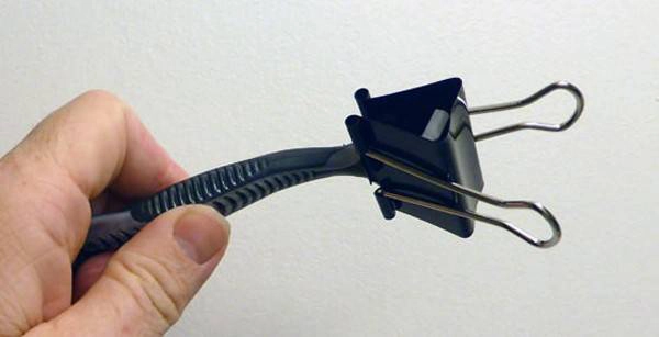  Kẹp giấy là vật dụng hữu ích khi đi du lịch. Ảnh: Sbc.