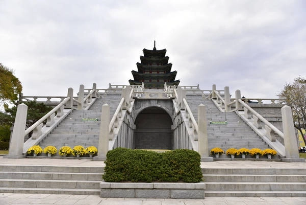 Bảo tàng Quốc gia (Seoul): Du khách đến Hàn Quốc không thể bỏ qua Bảo tàng Quốc gia. Công trình này được xây bằng đá cẩm thạch, bên trong có hơn 12.044 hiện vật. Khi tới đây, bạn sẽ được chiêm ngưỡng những tác phẩm nghệ thuật có từ thế kỷ 6 và 7,cũng như xem các chương trình biểu diễn tại hội trường lớn.
