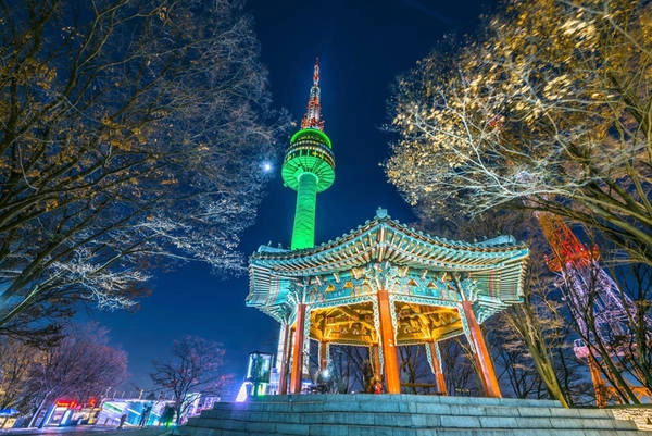 Núi Nam San (Seoul): Bạn có thể đi cáp treo lên núi Nam San, hoặc thuê xe điện lên đài quan sát để ngắm toàn cảnh thủ đô Seoul từ trên cao.
