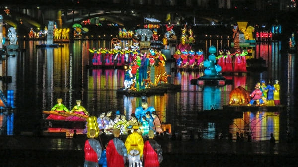 Lễ hội Đèn Lồng (Jinju): Trong khoảng 1-15/10 hàng năm, người dân địa phương và du khách thường đổ về đây dự Lễ hội Đèn Lồng Jinju. Sự kiện này được tổ chức nhằm tôn vinh 70.000 người đã hi sinh trong cuộc chiến Imjin (1592-1598). Ban đêm, thành phố Jinju ngập trong ánh sáng nhiều màu của các loại đèn lồng.