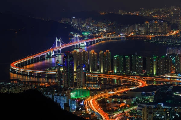Cầu treo Gwang-An (Busan): Cây cầu được hoàn thành năm 2002, với hai tầng riêng biệt. Công trình được trang bị hệ thống chiếu sáng 100 màu. Từ trên cầu, du khách sẽ được ngắm toàn cảnh núi, biển...