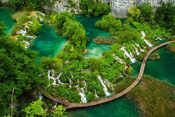 Những thác nước tuyệt đẹp ở công viên quốc gia Plitvice, Croatia. Công viên Plitvice gồm nhiều hồ nước phân tầng có màu xanh da trời, xanh lá cây hay xanh ngọc. Ảnh: Getty Images