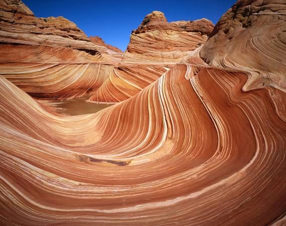 Những hẻm núi đá sa thạch như sóng lượn ở biên giới Arizona-Utah, Mỹ. Ảnh: Getty Images