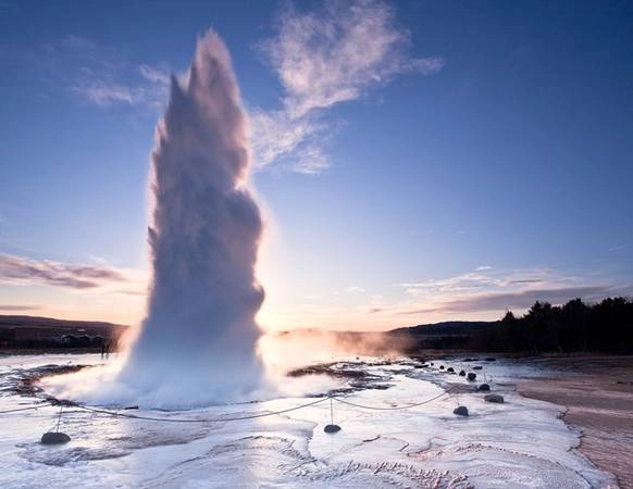 Mạch phun Strokkur ở Iceland mỗi phút lại phun trào 4 đến 8 lần và đẩy nước lên cao 40 m. Macma nóng dưới đất đã làm nóng nước và đẩy chúng phun trào qua lỗ hổng trên mặt đất. Ảnh: Getty Images