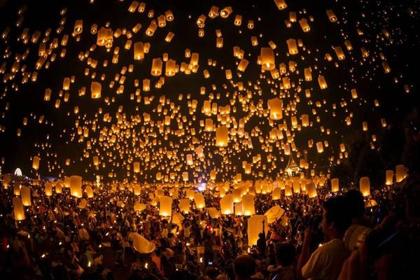 Hàng nghìn đèn lồng được thả trong lễ hội Loi Krathong ở Thái Lan. Lễ hội này diễn ra khi trăng tròn trong tháng 11. Ảnh: Getty Images