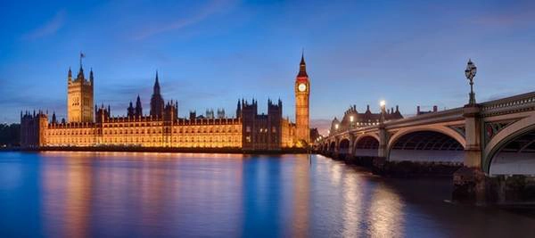 Bức tranh toàn cảnh về tòa nhà Quốc hội Anh, tháp Big Ben, Cầu Westminster, sông Thames ở London lúc hoàng hôn. Ảnh: Getty Images