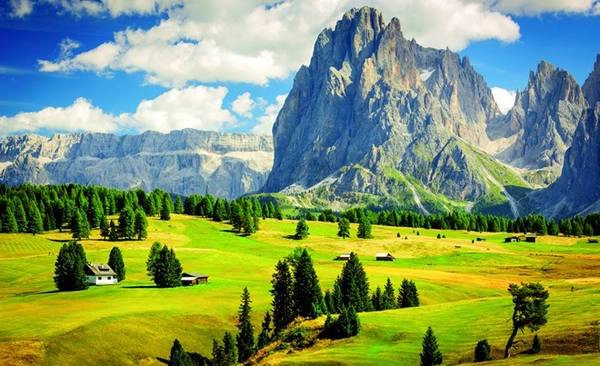 Dãy núi Dolomites ở Italia là một trong những vùng núi đặc biệt và đẹp nhất thế giới. Ảnh: Getty Images 