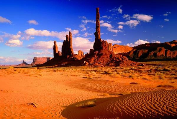 Các cột đá màu đỏ ở công viên thung lũng Monument tại biên giới Arizona-Utah, Mỹ. Những cột đá sa thạch tại đây là kết quả của quá trình xói mòn kéo dài hàng triệu năm. Chúng có màu đỏ là do có oxit sắt. Ảnh: Getty Images