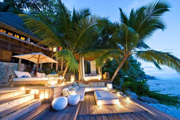Đảo Bắc, Seychelles: Nhiều người nổi tiếng như Hoàng tử William hay diễn viên George Clooney chọn hòn đảo này làm nơi nghỉ trăng mật. Đảo có 11 biệt thự xa hoa với đầy đủ trang thiết bị cao cấp, tạo không gian riêng tư tuyệt đối cho du khách. Giá cho một đêm ở đây là 63.000 USD (1,4 tỷ đồng). Ảnh: North Island Seychelles. Đảo Bắc, Seychelles: Nhiều người nổi tiếng như Hoàng tử William hay diễn viên George Clooney chọn hòn đảo này làm nơi nghỉ trăng mật. Đảo có 11 biệt thự xa hoa với đầy đủ trang thiết bị cao cấp, tạo không gian riêng tư tuyệt đối cho du khách. Giá cho một đêm ở đây là 63.000 USD (1,4 tỷ đồng). Ảnh: North Island Seychelles.