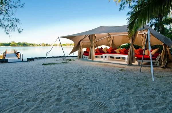 Ile des Deux Cocos, Mauritius: Hòn đảo xinh đẹp này có một biệt thự với hai phòng ngủ được xây dựng từ những năm 1920, với khu vườn rộng rãi, phần sân kiểu Morocco, bể bơi và xuồng cao tốc dành cho du khách. Tới đây, bạn sẽ được phục vụ tận tình bởi nhiều nhân viên riêng, thư giãn trên những bãi biển cát trắng hay chơi các môn thể thao trên biển. Cái giá 2.000 USD (45 triệu đồng) một đêm hoàn toàn xứng đáng với trải nghiệm bạn có được ở đây. Ảnh: IleDesDeuxCocos. Ile des Deux Cocos, Mauritius: Hòn đảo xinh đẹp này có một biệt thự với hai phòng ngủ được xây dựng từ những năm 1920, với khu vườn rộng rãi, phần sân kiểu Morocco, bể bơi và xuồng cao tốc dành cho du khách. Tới đây, bạn sẽ được phục vụ tận tình bởi nhiều nhân viên riêng, thư giãn trên những bãi biển cát trắng hay chơi các môn thể thao trên biển. Cái giá 2.000 USD (45 triệu đồng) một đêm hoàn toàn xứng đáng với trải nghiệm bạn có được ở đây. Ảnh: IleDesDeuxCocos.
