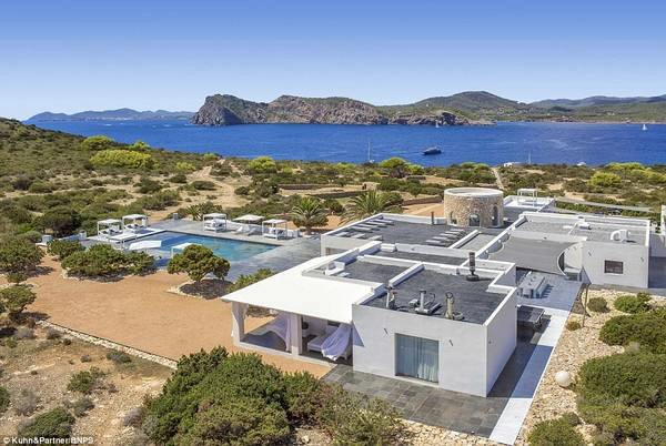 Đảo Tagomago, Tây Ban Nha: Cách bờ biển Ibiza chưa đầy 1 km, hòn đảo này có một biệt thự ấn tượng với 5 phòng ngủ, bể sục, bể bơi và mọi thứ bạn cần cho một bữa tiệc sang trọng. Làn nước xanh biếc bao quanh đảo là nơi lý tưởng cho các du khách bơi lặn, thư giãn. Biệt thự có thể nhận 10 khách, với giá 24.000 USD (540 triệu đồng) một đêm cho mỗi người. Ảnh: Kuhn&Partner/BNPS. Đảo Tagomago, Tây Ban Nha: Cách bờ biển Ibiza chưa đầy 1 km, hòn đảo này có một biệt thự ấn tượng với 5 phòng ngủ, bể sục, bể bơi và mọi thứ bạn cần cho một bữa tiệc sang trọng. Làn nước xanh biếc bao quanh đảo là nơi lý tưởng cho các du khách bơi lặn, thư giãn. Biệt thự có thể nhận 10 khách, với giá 24.000 USD (540 triệu đồng) một đêm cho mỗi người. Ảnh: Kuhn&Partner/BNPS.