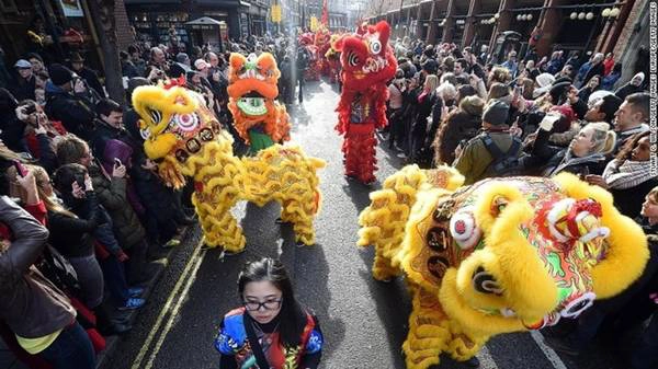 San Francisco có Chinatown lớn nhất nằm ngoài châu Á, nhưng thành phố London (Anh) mới là nơi có lễ hội mừng Tết Nguyên Đán lớn nhất. Lễ hội bắt đầu với cuộc diễu hành đầy màu sắc qua khắp các đường phố khu vực West End. Tiếp đó là những màn biểu diễn tại quảng trường Trafalgar như múa hát truyền thống, múa lân, biểu diễn võ thuật. Kết thúc chương trình tại Trafalgar là màn pháo hoa ngoạn mục. Ảnh: CNN.