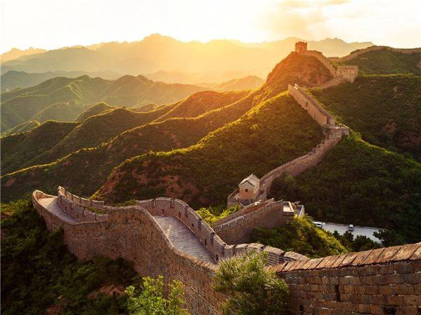 Vạn Lý Trường Thành, Trung Quốc: Gần hai phần ba Vạn Lý Trường Thành của Trung Quốc đã bị hư hại do tình trạng xói mòn tự nhiên, sự phá hủy của con người và việc người dân quanh khu vực ăn cắp gạch với các hình chạm khắc đặc trưng để bán làm đồ lưu niệm cho du khách. Vạn Lý Trường Thành, Trung Quốc: Gần hai phần ba Vạn Lý Trường Thành của Trung Quốc đã bị hư hại do tình trạng xói mòn tự nhiên, sự phá hủy của con người và việc người dân quanh khu vực ăn cắp gạch với các hình chạm khắc đặc trưng để bán làm đồ lưu niệm cho du khách.
