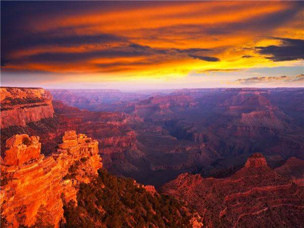 Grand Canyon, Mỹ: Là một trong những điểm đến hấp dẫn mang tính biểu tượng của Mỹ nhưng Grand Canyon được đưa vào danh sách 11 di tích lịch sử đang trong tình trạng nguy cấp. Nguyên nhân là do việc khai thác uranium cũng như nhiều hoạt động du lịch quanh khu vực này đã gây ảnh hưởng đến Grand Canyon và nguồn nước trong khu vực này cũng sẽ bị ô nhiễm. Grand Canyon, Mỹ: Là một trong những điểm đến hấp dẫn mang tính biểu tượng của Mỹ nhưng Grand Canyon được đưa vào danh sách 11 di tích lịch sử đang trong tình trạng nguy cấp. Nguyên nhân là do việc khai thác uranium cũng như nhiều hoạt động du lịch quanh khu vực này đã gây ảnh hưởng đến Grand Canyon và nguồn nước trong khu vực này cũng sẽ bị ô nhiễm.