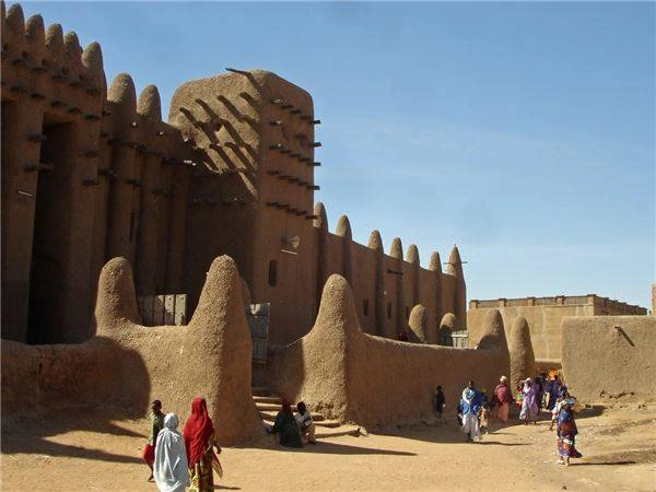 Nhà thờ Hồi giáo Timbuktu ở Mali: Được xây dựng chủ yếu từ bùn nên các bức tường của nhà thờ Timbuktu đang có nguy cơ bị sụp đổ do nhiệt độ tăng cao và lượng mưa nhiều. Nhà thờ Hồi giáo Timbuktu ở Mali: Được xây dựng chủ yếu từ bùn nên các bức tường của nhà thờ Timbuktu đang có nguy cơ bị sụp đổ do nhiệt độ tăng cao và lượng mưa nhiều.