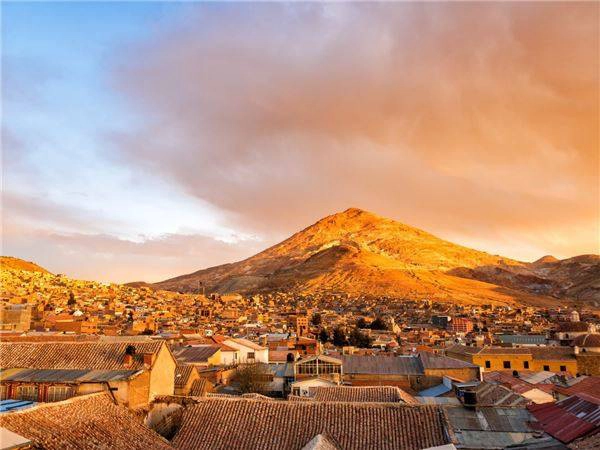 Potosí, Bolivia: Potosí là một trong những thành phố cao nhất trên thế giới, nằm ở độ cao 4.090 m. Tuy nhiên, theo nhiều chuyên gia các hoạt động khai thác khoáng sản đang ảnh hưởng tới thành phố này và dự báo rằng Potosí sẽ sụp đổ trong tương lai không xa. Potosí, Bolivia: Potosí là một trong những thành phố cao nhất trên thế giới, nằm ở độ cao 4.090 m. Tuy nhiên, theo nhiều chuyên gia các hoạt động khai thác khoáng sản đang ảnh hưởng tới thành phố này và dự báo rằng Potosí sẽ sụp đổ trong tương lai không xa.
