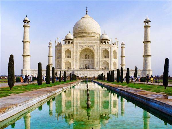 Lăng Taj Mahal, Ấn Độ: Là một trong những kỳ quan mang tính biểu tượng của Ấn Độ nói riêng và của thế giới nói chung nhưng một số chuyên gia lo ngại rằng Taj Mahal có thể sẽ sụp đổ bất kỳ lúc nào bởi do sự ô nhiễm và xói mòn. Lăng Taj Mahal, Ấn Độ: Là một trong những kỳ quan mang tính biểu tượng của Ấn Độ nói riêng và của thế giới nói chung nhưng một số chuyên gia lo ngại rằng Taj Mahal có thể sẽ sụp đổ bất kỳ lúc nào bởi do sự ô nhiễm và xói mòn.