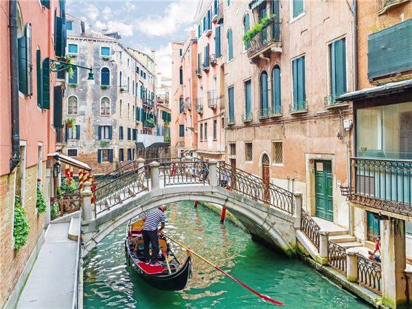 Venice, Ý: Nổi tiếng với những con thuyền gondola dập dềnh trên dòng kênh đào, thành phố Venice nên thơ ngày càng bị lũ lụt tàn phá nghiêm trọng và có nguy cơ sẽ biến mất trong tương lai. Venice, Ý: Nổi tiếng với những con thuyền gondola dập dềnh trên dòng kênh đào, thành phố Venice nên thơ ngày càng bị lũ lụt tàn phá nghiêm trọng và có nguy cơ sẽ biến mất trong tương lai.