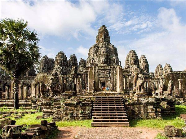Angkor, Campuchia: Nằm cách thủ đô Phnom Penh 317km về phía Bắc, quần thể đền Angkor gồm hơn 1.000 đền đài, lăng mộ là di tích tôn giáo lớn nhất thế giới. Tuy nhiên, do mực nước ngầm ở các thành phố lân cận của Siem Reap ngày càng dâng cao nên nhiều người lo ngại rằng những ngôi đền sẽ bị nhấn chìm dần dần. Địa danh này cũng mới vừa được Lonely Planet bình chọn là một trong những điểm đến hấp dẫn nhất thế giới. Angkor, Campuchia: Nằm cách thủ đô Phnom Penh 317km về phía Bắc, quần thể đền Angkor gồm hơn 1.000 đền đài, lăng mộ là di tích tôn giáo lớn nhất thế giới. Tuy nhiên, do mực nước ngầm ở các thành phố lân cận của Siem Reap ngày càng dâng cao nên nhiều người lo ngại rằng những ngôi đền sẽ bị nhấn chìm dần dần. Địa danh này cũng mới vừa được Lonely Planet bình chọn là một trong những điểm đến hấp dẫn nhất thế giới.