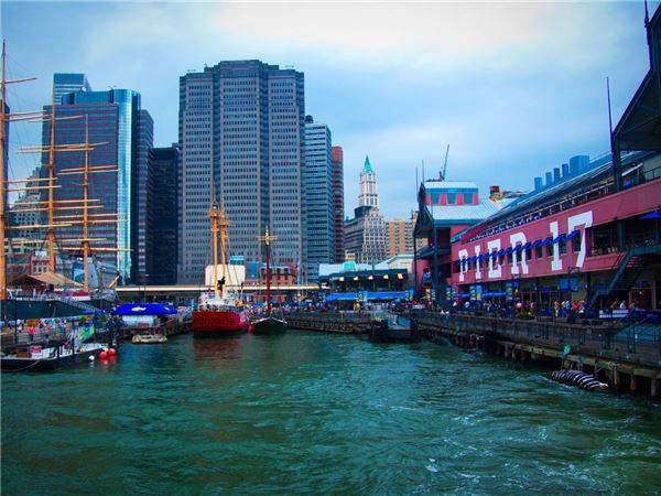 South Street Seaport (Hải cảng đường South), Mỹ: Đây là một khu lịch sử của New York nằm gần khu tài chính và phố Wall, bên bờ sông East ở cuối đường Fulton. Nơi này từng là hải cảng một thời vang bóng rất nổi tiếng của thành phố New York. Tuy nhiên, địa danh này nằm trong top 11 di tích lịch sử đang trong tình trạng nguy cấp của Mỹ do một loạt dự án phát triển các bến tàu sắp được triển khai. South Street Seaport (Hải cảng đường South), Mỹ: Đây là một khu lịch sử của New York nằm gần khu tài chính và phố Wall, bên bờ sông East ở cuối đường Fulton. Nơi này từng là hải cảng một thời vang bóng rất nổi tiếng của thành phố New York. Tuy nhiên, địa danh này nằm trong top 11 di tích lịch sử đang trong tình trạng nguy cấp của Mỹ do một loạt dự án phát triển các bến tàu sắp được triển khai.