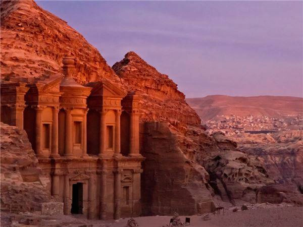 Petra, Jordan: Tàn tích Petra là một trong những địa điểm thu hút nhiều du khách khi đến Jordan. Tuy nhiên, nhiều di tích ở khu vực này đang bị lún xuống dần dần do ảnh hưởng của gió và mưa liên tục trong nhiều thế kỷ. Petra, Jordan: Tàn tích Petra là một trong những địa điểm thu hút nhiều du khách khi đến Jordan. Tuy nhiên, nhiều di tích ở khu vực này đang bị lún xuống dần dần do ảnh hưởng của gió và mưa liên tục trong nhiều thế kỷ.