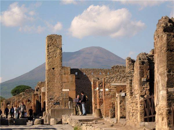 <strong>Pompeii, Ý:</strong> Bị chôn vùi dưới lớp đá bọt dày khoảng 4 đến 6m từ 2.000 năm trước, thành phố Pompeii của Ý thu hút du khách nhờ những công trình cổ xưa nguyên vẹn sau khi khai quật. Tuy nhiên, những tàn tích của thành phố đang bị xuống cấp nhanh chóng do mưa bão và hệ thống thoát nước không đúng cách. Có ba bức tường riêng biệt và cả một tòa nhà trong quần thể này đã sụp đổ và UNESCO tuyên bố rằng địa điểm này có khả năng sẽ sụp đổ hoàn toàn trong tương lai không xa. <strong>Pompeii, Ý:</strong> Bị chôn vùi dưới lớp đá bọt dày khoảng 4 đến 6m từ 2.000 năm trước, thành phố Pompeii của Ý thu hút du khách nhờ những công trình cổ xưa nguyên vẹn sau khi khai quật. Tuy nhiên, những tàn tích của thành phố đang bị xuống cấp nhanh chóng do mưa bão và hệ thống thoát nước không đúng cách. Có ba bức tường riêng biệt và cả một tòa nhà trong quần thể này đã sụp đổ và UNESCO tuyên bố rằng địa điểm này có khả năng sẽ sụp đổ hoàn toàn trong tương lai không xa.