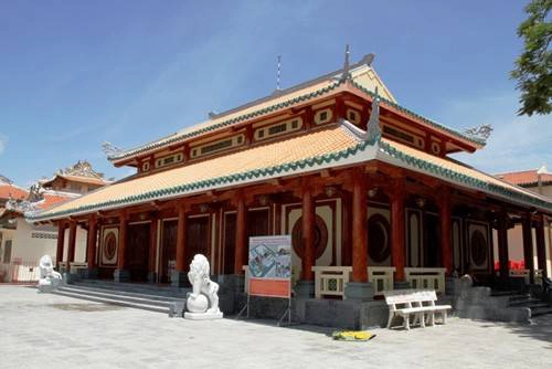 2. Đền thờ Nguyễn Trung Trực được người dân xây dựng để tưởng nhớ ông. Đền thờ Cách Dương Đông 25 km hướng đi Gành Dầu. Ảnh: Phuquocnews.