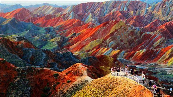 10. Vùng núi Zhangye Danxia, tỉnh Cam Túc, Trung Quốc - Tới đây, du khách sẽ nhìn thấy những vệt đủ màu sắc từ đỏ, vàng, cam cho tới xanh lục, tím, nâu... Kiệt tác đẹp ngoài sức tưởng tượng này là do các yếu tố tự nhiên như mưa, gió, sự xói mòn, quá trình oxy hoá kết hợp với các yếu tố khoáng chất tạo ra những mảng màu sắc độc đáo khác nhau. Ảnh: Huffingtonpost diemden-ivivu-10