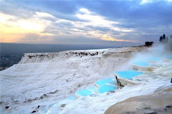 12. Pamukkale, Thổ Nhĩ Kỳ - Pamukkale có nghĩa là “Lâu đài bông” là một cảnh quan thiên nhiên độc đáo, bao gồm nhiều hồ nước khoáng nhỏ xếp thành hình ruộng bậc thang. Ảnh: Huffingtonpost diemden-ivivu-12