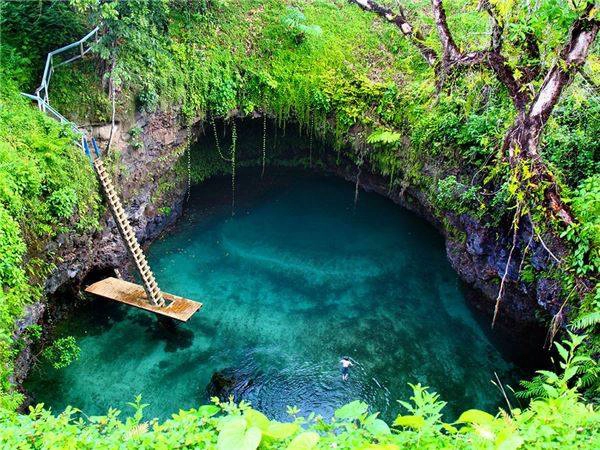13. Hồ bơi khổng lồ Tosua Ocean Trench, Samoa - Tosua Ocean Trench nằm gần Lotofaga, một ngôi làng trên bờ biển phía Nam của hòn đảo Upolu, Samoa có độ sâu khoảng 30m. Điểm đặc biệt nhất của hồ bơi này chính là bạn cần phải leo xuống một cầu thang dài để tới với hồ bơi tự nhiên khổng lồ này. Ảnh: Huffingtonpost diemden-ivivu-13