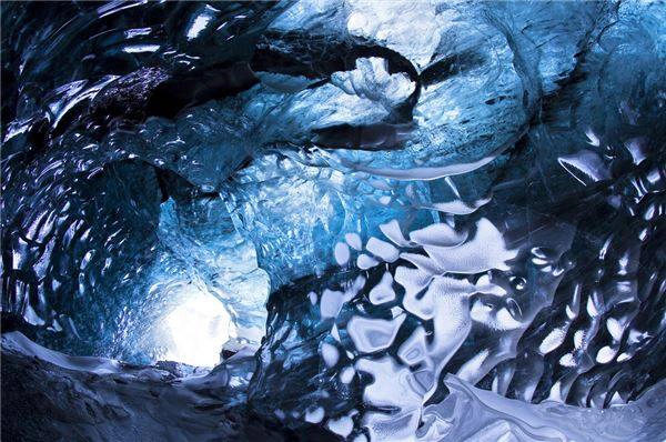 14. Động băng Skaftafell, Iceland - Hang động dễ nhìn thấy nhất trong công viên quốc gia Skaftafell vô cùng lộng lẫy, tráng lệ. Tuy nhiên, những khối băng xanh như ngọc có thể dễ dàng được nhìn thấy sau khi một trận mưa lớn vào mùa đông. Thậm chí nhiều người còn nói rằng khi các dòng băng di chuyển chỉ một milimet thôi thì âm thanh nó tạo ra trong hang cũng vô cùng lớn. Ảnh: Huffingtonpost diemden-ivivu-14