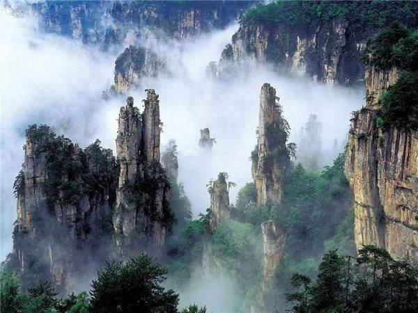 15. Núi Tianzi, Trung Quốc - Những ngọn núi cao độc nhất vô nhị xuất hiện trong bộ phim kinh điển “Avatar” của đạo diễn James Cameron là hoàn toàn có thật. Dòng chảy của nước bào mòn khu vực núi đá xung quanh, để lại những chóp núi cao chót vót, có đỉnh cao đến 4.000 feet so với mực nước biển. Ả nh: Huffingtonpos diemden-ivivu-15