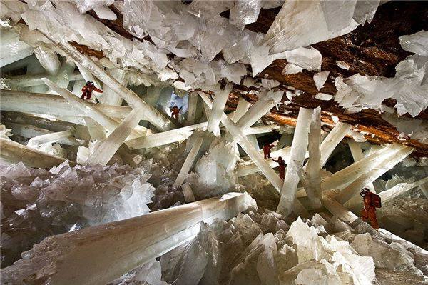 3. Cave Of Crystals, Mexico - Hang động tuyệt vời này được phát hiện vào năm 2.000 bởi thợ mỏ ở Mỏ Naica, Chihuahua, Mexico. Nó nằm sâu dưới mặt đất 300m, với khoang chính chứa nhiều selenite (khoáng chất) khổng lồ. Do hang động này rất nóng với nhiệt độ không khí đạt tới 58 độ C nên còn chưa được khai thác nhiều. Ảnh: Adventure Medicine diemden-ivivu-3