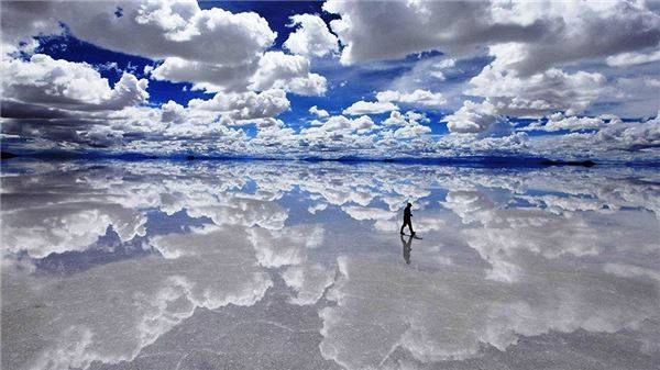 4. Cánh đồng muối Salar de Uyuni, Bolivia - Salar de Uyuni là cánh đồng muối tự nhiên lớn nhất thế giới được hình thành do sự vận động của vỏ trái đất. Trong những tháng mùa đông, khu vực này hoàn toàn khô ráo. Tuy nhiên, khi mùa hè đến, cánh đồng lại luôn ngập nước, biến thành tấm gương soi khổng lồ. Ảnh: PlanetDen.com diemden-ivivu-4