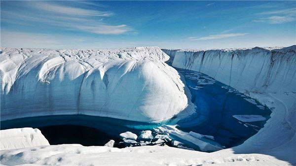 6. Hẻm băng Ice Canyon - Hẻm băng Ice Canyon thuộc đảo Greenland có độ sâu khoảng 45m. Nơi đây trở thành một trong những địa điểm đẹp ngoài sức tưởng tượng của con người nhờ dòng nước nóng trong xanh chảy xuyên suốt giữa những tảng băng tuyết trắng xoá. Ảnh: Ảnh: NextTripTourism.com diemden-ivivu-6