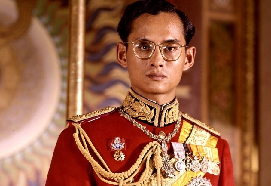 9. Vua: Đức vua của Thái Lan luôn được tôn kính. Một trong hai vị vua được người Thái tôn kính nhất là Bhumibol Adulyadej (5/12/1927-13/10/2016) còn gọi là Vua Rama IX, trị vì từ 9/6/1046 đến 13/10/2016, lâu nhất trong lịch sử Thái Lan, trải qua 30 đời Thủ tướng. Ông là nhà nông học lỗi lạc, nhà quản trị tài ba và tấm gương mẫu mực về cuộc sống. Vị vua thứ hai là Ramma V, còn gọi là Chulalongkorn (20/9/1853-23/10/1910) cũng được người Thái gọi là “Đức Vua vĩ đại kính yêu”. Ảnh: Wikimedia, Getty Images. 9. Vua: Đức vua của Thái Lan luôn được tôn kính. Một trong hai vị vua được người Thái tôn kính nhất là Bhumibol Adulyadej (5/12/1927-13/10/2016) còn gọi là Vua Rama IX, trị vì từ 9/6/1046 đến 13/10/2016, lâu nhất trong lịch sử Thái Lan, trải qua 30 đời Thủ tướng. Ông là nhà nông học lỗi lạc, nhà quản trị tài ba và tấm gương mẫu mực về cuộc sống. Vị vua thứ hai là Ramma V, còn gọi là Chulalongkorn (20/9/1853-23/10/1910) cũng được người Thái gọi là “Đức Vua vĩ đại kính yêu”. Ảnh: Wikimedia, Getty Images.