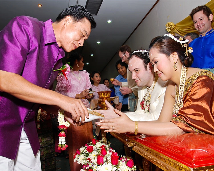 10. Đám cưới: Đám cưới của người Thái đơn giản, chỉ dăm ba mâm cỗ, cốt lõi là hạnh phúc của hôn phối. Đám cưới nơi đây nhỏ nhưng thách cưới to. Thanh niên muốn lấy vợ phải có “ISO Chùa”, nghĩa là hoàn tất tu tập, thời gian tùy điều kiện và khả năng. Nhiều khi, chú rể được bố vợ tương lai kiểm tra kinh Phật. Ảnh: Bualong Sebulke, Keyvisathailand. 10. Đám cưới: Đám cưới của người Thái đơn giản, chỉ dăm ba mâm cỗ, cốt lõi là hạnh phúc của hôn phối. Đám cưới nơi đây nhỏ nhưng thách cưới to. Thanh niên muốn lấy vợ phải có “ISO Chùa”, nghĩa là hoàn tất tu tập, thời gian tùy điều kiện và khả năng. Nhiều khi, chú rể được bố vợ tương lai kiểm tra kinh Phật. Ảnh: Bualong Sebulke, Keyvisathailand.