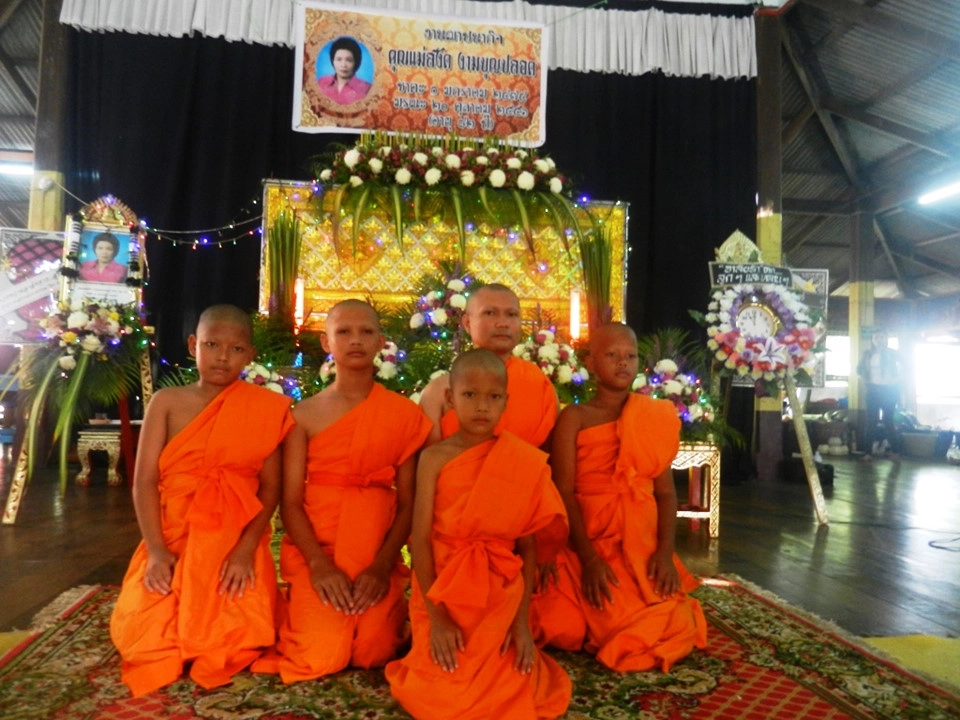 11. Đám ma: Người chết được đưa đến bệnh viện tìm nguyên nhân rồi đưa vào chùa qua hòm lạnh. Tay người chết buộc sợi chỉ nối quan tài, lư hương. Nhà sư và người thân cầm sợi chỉ trò chuyện với người vừa mất. Người thân khi vào chùa không khóc than vì người chết sẽ khó siêu thoát. Người nhà nấu nướng đãi mọi người ăn để giảm nghiệp chướng cho người chết. Người chết sẽ được hỏa táng, tro để trong tháp quanh chùa. Ảnh: ThaiVIsa. 11. Đám ma: Người chết được đưa đến bệnh viện tìm nguyên nhân rồi đưa vào chùa qua hòm lạnh. Tay người chết buộc sợi chỉ nối quan tài, lư hương. Nhà sư và người thân cầm sợi chỉ trò chuyện với người vừa mất. Người thân khi vào chùa không khóc than vì người chết sẽ khó siêu thoát. Người nhà nấu nướng đãi mọi người ăn để giảm nghiệp chướng cho người chết. Người chết sẽ được hỏa táng, tro để trong tháp quanh chùa. Ảnh: ThaiVIsa.