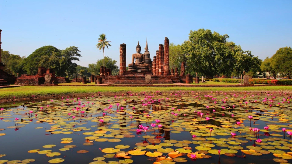 1. Thailand: Cái tên Thái Lan có nghĩa là “Vùng đất người Thái”. Người Thái di cư từ Vân Nam (Trung Quốc) xuống vùng Đông Nam Á từ thế kỷ VIII, cùng chung ngôn ngữ với người Lào, người Thái ở Việt Nam. Vương quốc Thái Lan thành lập vào năm 1238 từ lãnh thổ của đế chế Khmer, đóng đô tại Sukhothai. Năm 1283, người Thái mới có chữ viết riêng. Quốc hoa Thái Lan là Dok Khuen, người Việt gọi là muồng hoàng yến, bò cạp vàng. Loài hoa này tượng trưng cho hoàng gia. Ảnh: CNN. 1. Thailand: Cái tên Thái Lan có nghĩa là “Vùng đất người Thái”. Người Thái di cư từ Vân Nam (Trung Quốc) xuống vùng Đông Nam Á từ thế kỷ VIII, cùng chung ngôn ngữ với người Lào, người Thái ở Việt Nam. Vương quốc Thái Lan thành lập vào năm 1238 từ lãnh thổ của đế chế Khmer, đóng đô tại Sukhothai. Năm 1283, người Thái mới có chữ viết riêng. Quốc hoa Thái Lan là Dok Khuen, người Việt gọi là muồng hoàng yến, bò cạp vàng. Loài hoa này tượng trưng cho hoàng gia. Ảnh: CNN.