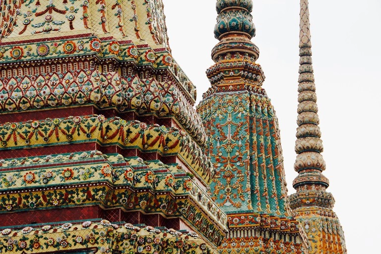 2. Phật và phật giáo Tiểu thừa: Phật giáo Tiểu thừa (Nam Tông) chiếm gần 95% dân số Thái Lan. Cuộc sống và các sự kiện quan trọng trong cuộc đời của người Thái luôn gắn bó mật thiết với chùa như một phần tất yếu. Phật không có mặt trong các tiệm trang sức vàng, bạc, đá quý vì không thể mua bán mà được thỉnh từ trong chùa. Người Thái ít đeo nữ trang. Họ mang Phật trong người để nhắc nhở mình làm điều tốt, tránh xa việc xấu. Ảnh: Pixabay, Sarah Williams. 2. Phật và phật giáo Tiểu thừa: Phật giáo Tiểu thừa (Nam Tông) chiếm gần 95% dân số Thái Lan. Cuộc sống và các sự kiện quan trọng trong cuộc đời của người Thái luôn gắn bó mật thiết với chùa như một phần tất yếu. Phật không có mặt trong các tiệm trang sức vàng, bạc, đá quý vì không thể mua bán mà được thỉnh từ trong chùa. Người Thái ít đeo nữ trang. Họ mang Phật trong người để nhắc nhở mình làm điều tốt, tránh xa việc xấu. Ảnh: Pixabay, Sarah Williams.