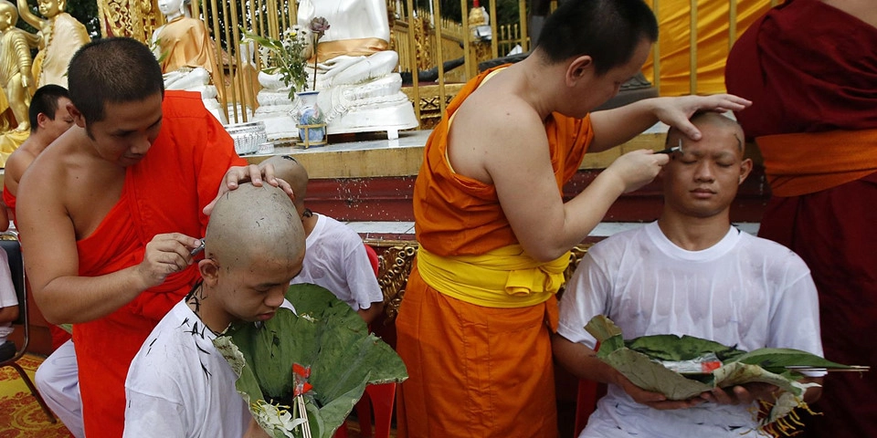 3. Đi tu: Đi tu là sự kiện quan trọng nhất trong đời người của người dân Thái Lan. Sư đến nhà, làm lễ, cạo tóc, chân mày, tắm và chúc phúc cho người đi tu. Cả nhà mở tiệc trọng thể, người đi tu mặc đồ trắng, ngồi xe hoa cùng cha mẹ. Người đi tu được bảo lưu công việc, thậm chí được trả lương trong thời gian đi tu nếu người đó đang làm việc có thu nhập thấp. Việc làm này giúp người đi tu toàn tâm toàn ý rèn luyện phẩm chất, học tập kiến thức và sẽ làm việc tốt hơn khi hoàn tất tu tập. Ảnh: Sakchai Lalit. 3. Đi tu: Đi tu là sự kiện quan trọng nhất trong đời người của người dân Thái Lan. Sư đến nhà, làm lễ, cạo tóc, chân mày, tắm và chúc phúc cho người đi tu. Cả nhà mở tiệc trọng thể, người đi tu mặc đồ trắng, ngồi xe hoa cùng cha mẹ. Người đi tu được bảo lưu công việc, thậm chí được trả lương trong thời gian đi tu nếu người đó đang làm việc có thu nhập thấp. Việc làm này giúp người đi tu toàn tâm toàn ý rèn luyện phẩm chất, học tập kiến thức và sẽ làm việc tốt hơn khi hoàn tất tu tập. Ảnh: Sakchai Lalit.