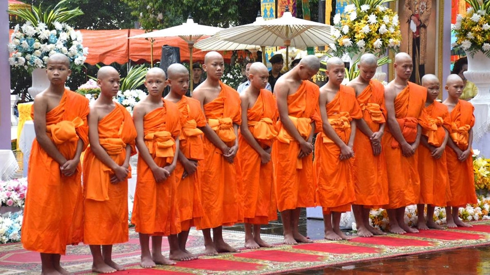 6. Chú Tiểu đi tu: Chú Tiểu đi tu là bài thuyết giảng vỡ lòng về chữ hiếu ở Thái Lan. Những ngày đầu khất thực, lần lượt mỗi ngày chú tiểu chỉ nhận được rác hoặc đất, đá trộn lẫn hay cháo nóng, chè lạnh... Cháo nóng hay chè lạnh đều làm phỏng tay khi bê bát. Những vất vả cực nhọc này chưa là gì so với những tháng năm mang nặng đẻ đau và nuôi con khôn lớn của cha mẹ. Ảnh: EPA. 6. Chú Tiểu đi tu: Chú Tiểu đi tu là bài thuyết giảng vỡ lòng về chữ hiếu ở Thái Lan. Những ngày đầu khất thực, lần lượt mỗi ngày chú tiểu chỉ nhận được rác hoặc đất, đá trộn lẫn hay cháo nóng, chè lạnh... Cháo nóng hay chè lạnh đều làm phỏng tay khi bê bát. Những vất vả cực nhọc này chưa là gì so với những tháng năm mang nặng đẻ đau và nuôi con khôn lớn của cha mẹ. Ảnh: EPA.