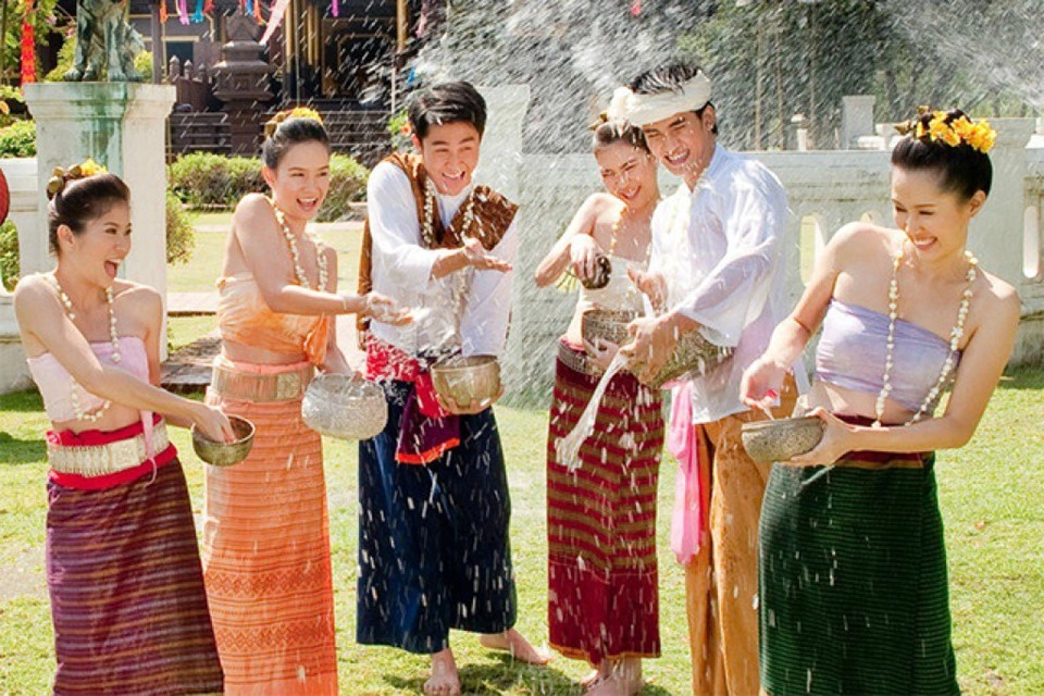 8. Sinh nhật bản thân: Việc làm đầu tiên trong ngày sinh nhật của mỗi người là xin nghỉ phép và dành trọn ngày chăm sóc cha mẹ. Ngày này, bạn sẽ ở bên gia đình và làm từ việc đi chợ, nấu ăn đến giặt giũ, tắm rửa và trò chuyện, vui đùa cùng cha mẹ. Hôm sau mới là ngày người có sinh nhật mời người yêu, bè bạn ăn mừng. Sinh nhật bản thân là dịp báo hiếu cha mẹ tốt nhất. Ảnh: Devdiscourse. 8. Sinh nhật bản thân: Việc làm đầu tiên trong ngày sinh nhật của mỗi người là xin nghỉ phép và dành trọn ngày chăm sóc cha mẹ. Ngày này, bạn sẽ ở bên gia đình và làm từ việc đi chợ, nấu ăn đến giặt giũ, tắm rửa và trò chuyện, vui đùa cùng cha mẹ. Hôm sau mới là ngày người có sinh nhật mời người yêu, bè bạn ăn mừng. Sinh nhật bản thân là dịp báo hiếu cha mẹ tốt nhất. Ảnh: Devdiscourse.