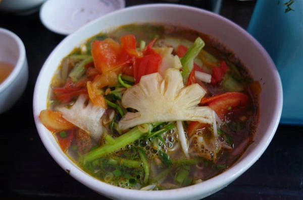 1. Đồ ăn đường phố: Không chỉ đơn thuần là các món ăn, văn hóa ăn uống đường phố chính là điều khiến khách Tây phải lòng khi đến Việt Nam. Tại bất kỳ thời điểm nào trong ngày, họ cũng bắt gặp những người Việt ở đủ mọi lứa tuổi, ngồi tụ tập dưới một mái hiên hoặc sạp hàng ngoài trời, cùng nhau thưởng thức một món ăn ngào đó. Nhiều thực khách nước ngoài cho biết, ăn trên đường phố rất thú vị, đây mới chính là cách thưởng thức ẩm thực Việt chân thực nhất và cũng là cơ hội để họ cảm nhận cuộc sống thường nhật.