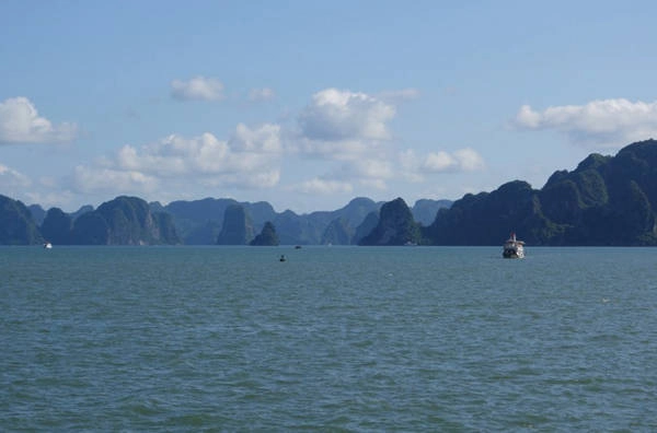 11. Những di sản thiên nhiên thế giới: Việt Nam được mệnh danh là quốc gia di sản với nhiều cảnh quan được UNESCO công nhận như cố đô Huế, vịnh Hạ Long, thánh địa Mỹ Sơn, phố cổ Hội An, vườn quốc gia Phong Nha - Kẻ Bàng, khu trung tâm Hoàng thành Thăng Long, thành nhà Hồ Thanh Hóa, quần thể danh thắng Tràng An, thu hút rất đông khách du lịch mỗi năm.