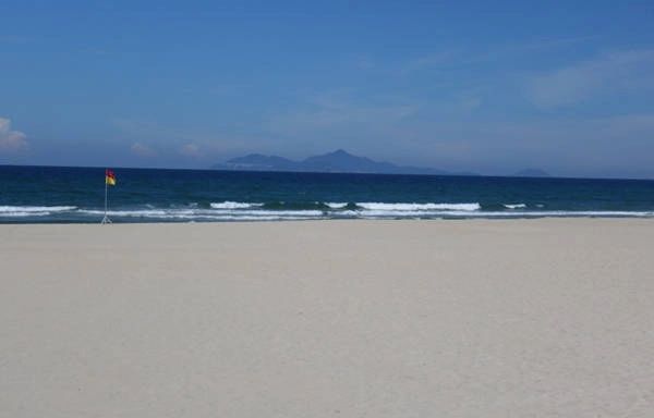 14. Những bãi biển đẹp: Sở hữu đường bờ biển dài, Việt Nam là một trong những quốc gia biển nổi tiếng trong khu vực vởi nhiều bãi tắm được vinh danh trong nhiều danh sách thế giới như Những bãi tắm đẹp nhất thế giới, Những vịnh biển đẹp nhất thế giới hay các resort ven biển có view đẹp nhất. Du khách thường ghé qua Nha Trang, Mũi Né, Đà Nẵng, Phú Quốc hay Côn Đảo...