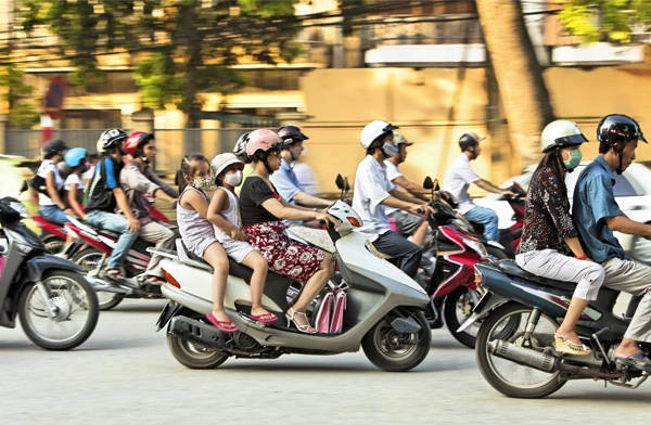 2. Giao thông: Ngoài nỗi kinh sợ bởi việc giao thông hỗn loạn vào giờ cao điểm, khách Tây còn cảm nhận được sự thú vị đến từ những thanh âm ồn ào, náo nhiệt rất riêng ở các đô thị và cũng là minh chứng cho sự phát triển không ngừng ở Việt Nam. Họ truyền nhau bí kíp khi băng qua đường rằng, chẳng ai cố tình làm hại bạn, hãy ghi nhớ điều đó, nên tự tin đi qua đường với tốc độ có thể dự đoán trước, đừng đột nhiên dừng lại hay tăng tốc khiến người điều khiến xe máy không đoán trước được. Như vậy mọi chuyện sẽ ổn thôi.