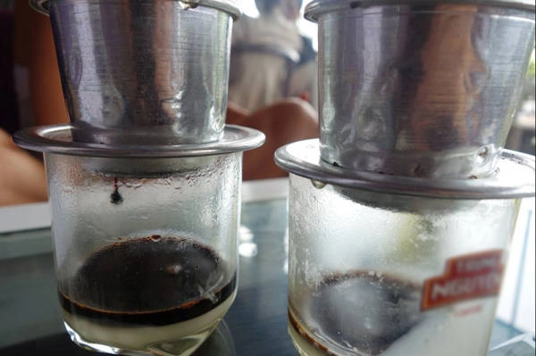 3. Cà phê: Là một trong những nhà sản xuất cà phê hàng đầu thế giới, Việt Nam là điểm hẹn cho những ai mê cà phê thứ thiệt. Ở đây, uống cà phê cũng là một loại hình ẩm thực và văn hóa đặc trưng. Người ta uống cà phê vào bất kỳ thời điểm nào, con phố nào cũng có vài tiệm cà phê. Cà phê lại được pha chế với sữa đặc, rất đặc trưng chỉ riêng Việt Nam mới có.